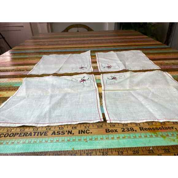 Set 4 Hand Embroidered LINEN Christmas Dinner Napkins Holly Table Linens VINTAGE - Picture 8 of 11